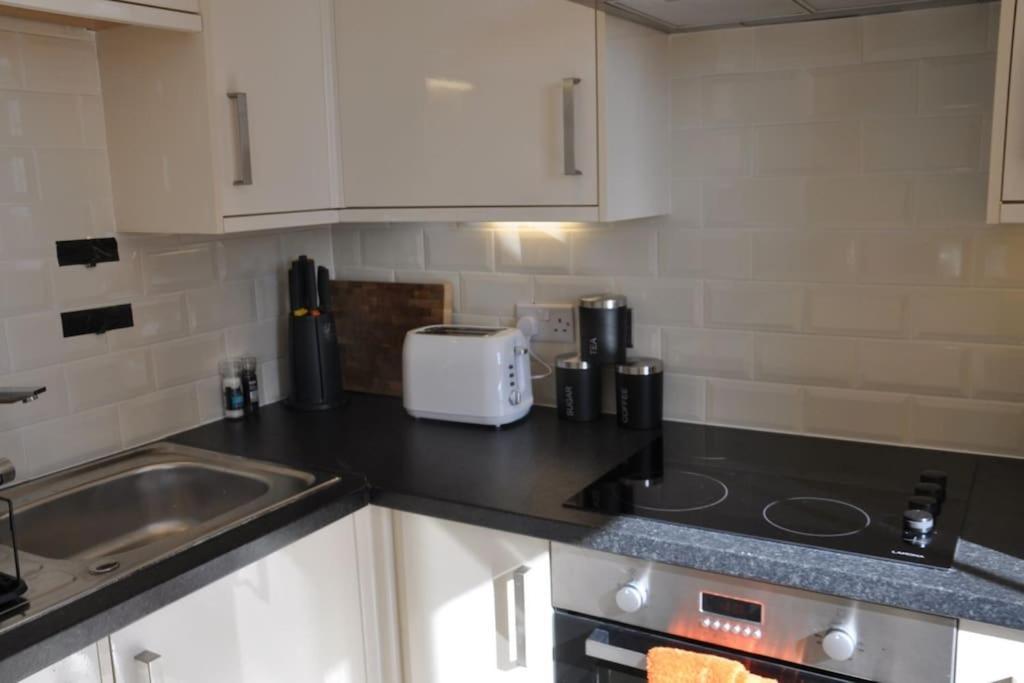 Modern Flat With Island Views In Heart Of Tenby Exterior photo