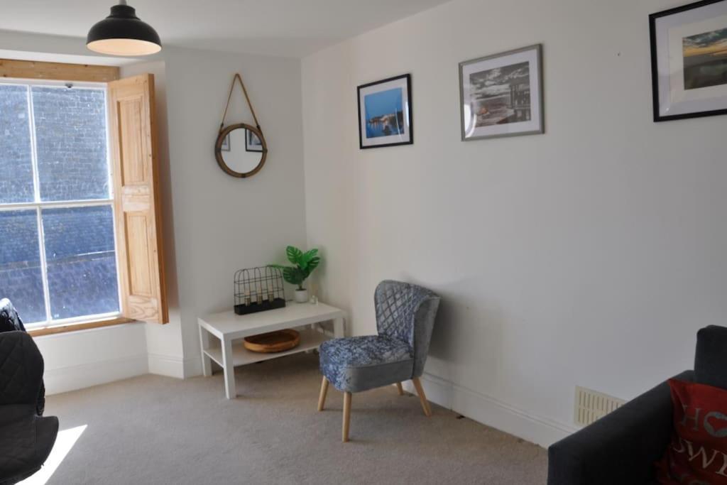 Modern Flat With Island Views In Heart Of Tenby Exterior photo