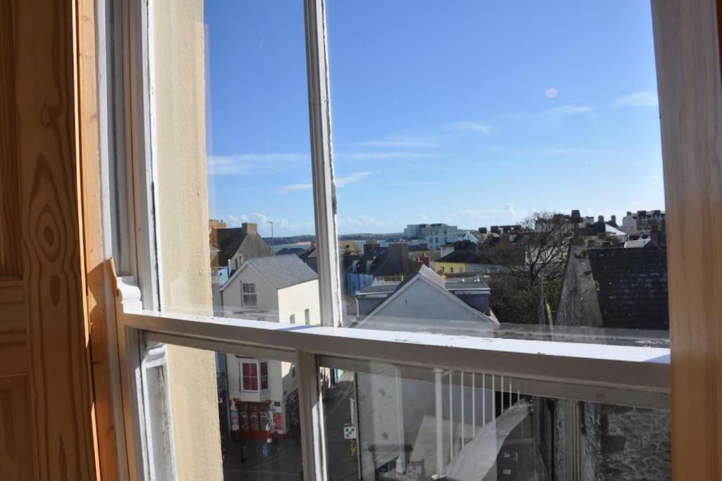 Modern Flat With Island Views In Heart Of Tenby Exterior photo
