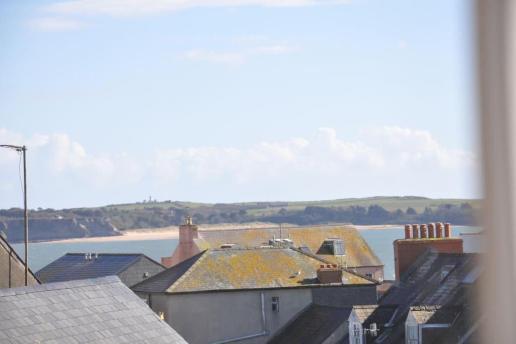 Modern Flat With Island Views In Heart Of Tenby Exterior photo