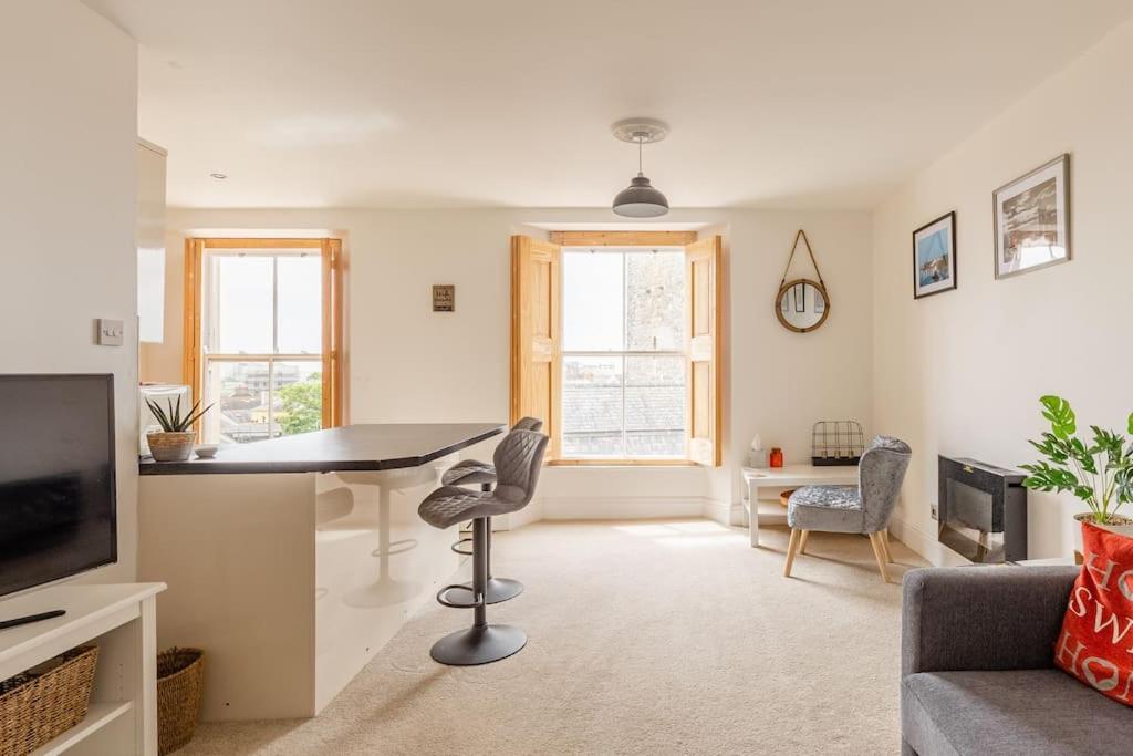 Modern Flat With Island Views In Heart Of Tenby Exterior photo