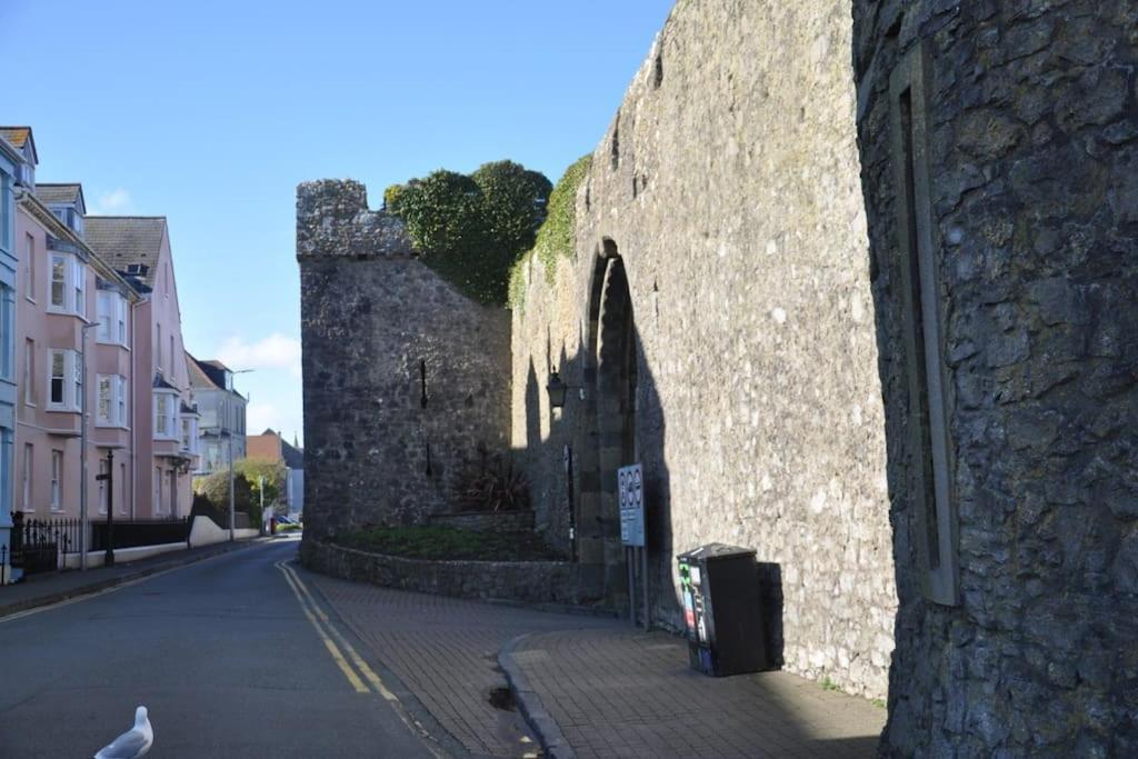 Modern Flat With Island Views In Heart Of Tenby Exterior photo