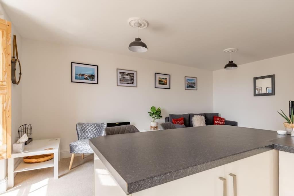 Modern Flat With Island Views In Heart Of Tenby Exterior photo