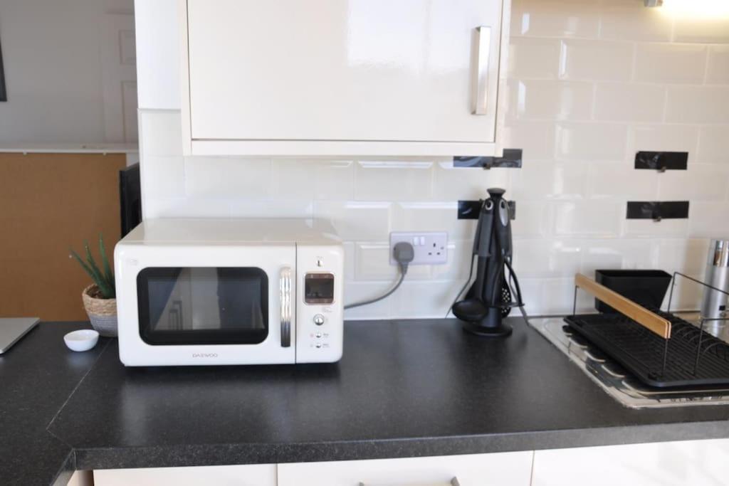 Modern Flat With Island Views In Heart Of Tenby Exterior photo